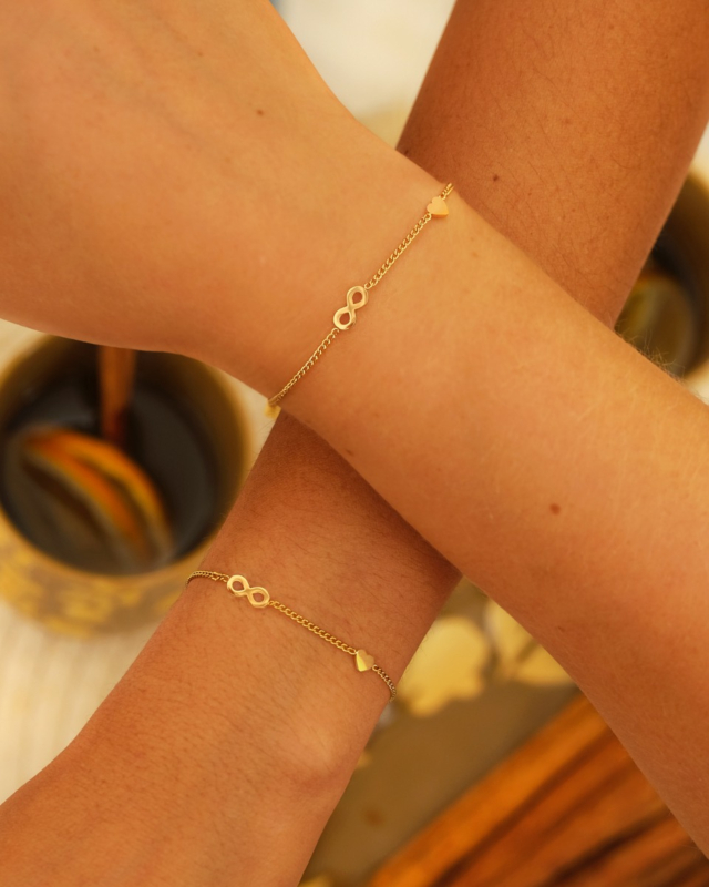 gouden moeder en dochter armbanden met infinity en hartje