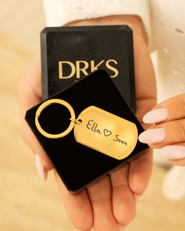 gouden sleutelhanger met handschrift in sieradendoosje
