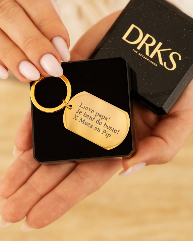 gouden sleutelhanger in sieradendoosje met gravering voor papa