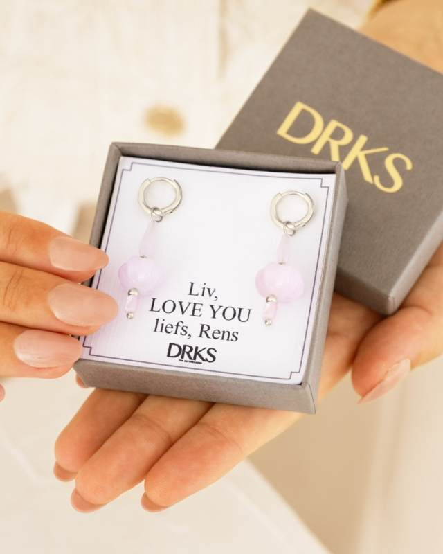 roze hanger oorbellen in sieradendoosje met persoonlijke tekst