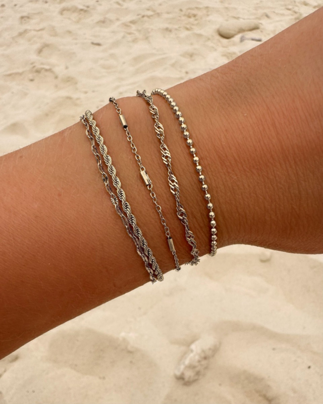 zilveren armparty op het strand