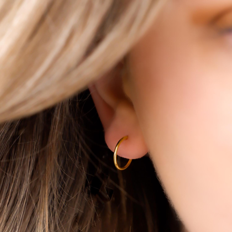 Vrouw met 14 mm vergulde Oorringen Sterling Zilver
