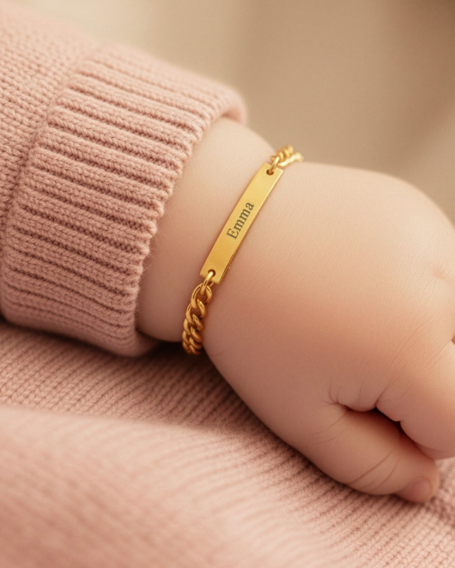 gouden bar armband voor baby met naam gegraveerd