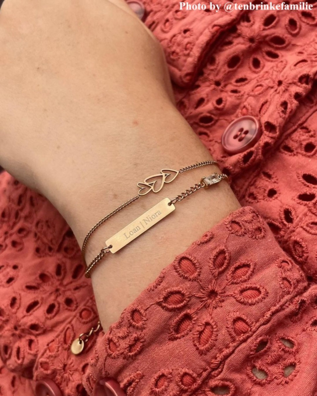arm met armbandjes om
