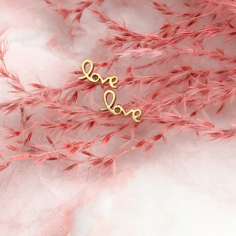 Trendy oorbellen met roze details