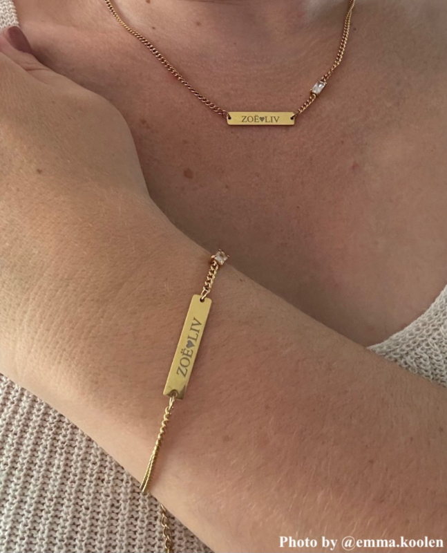 Gouden armbandje om pols