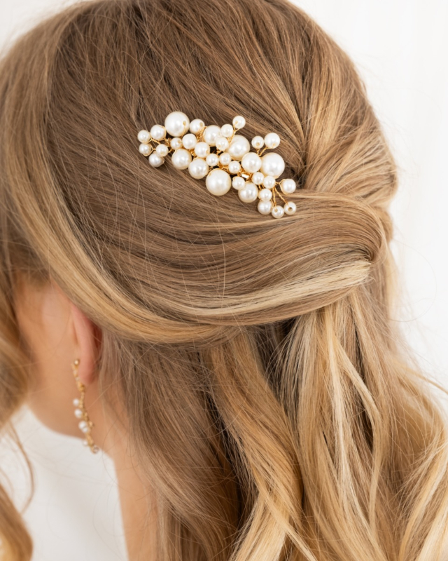 Bruid draagt parel haaraccessoire in haren