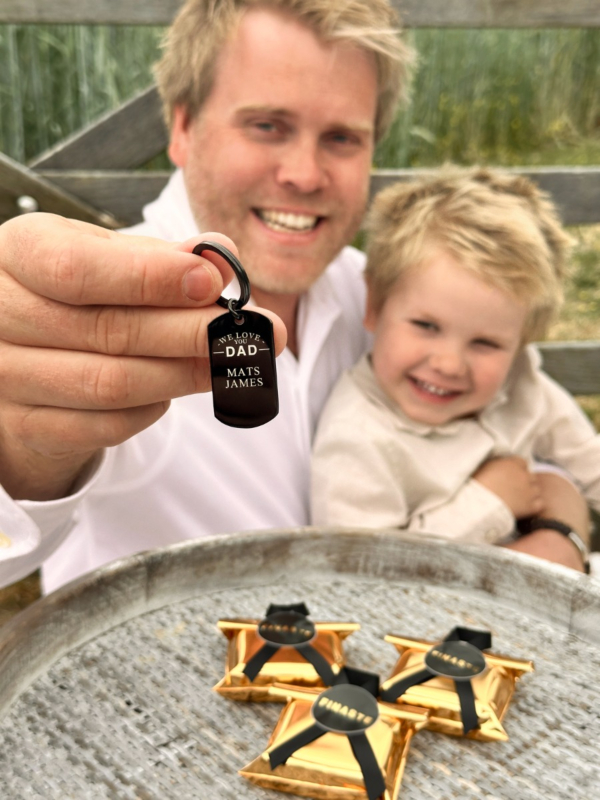 graveerbare zwarte sleutelhanger voor papa met namen