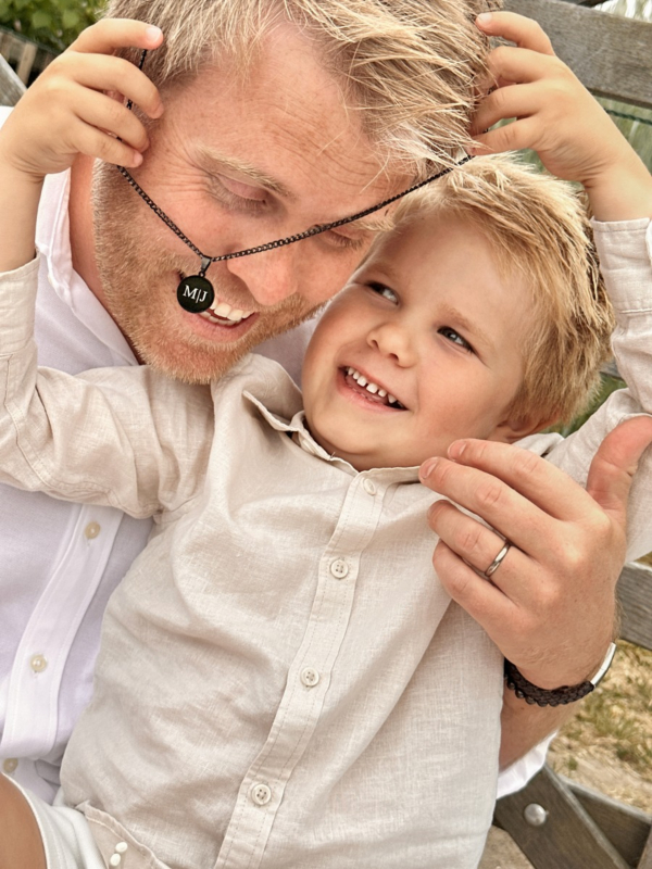 zwarte mannen ketting met letters met vader en zoon