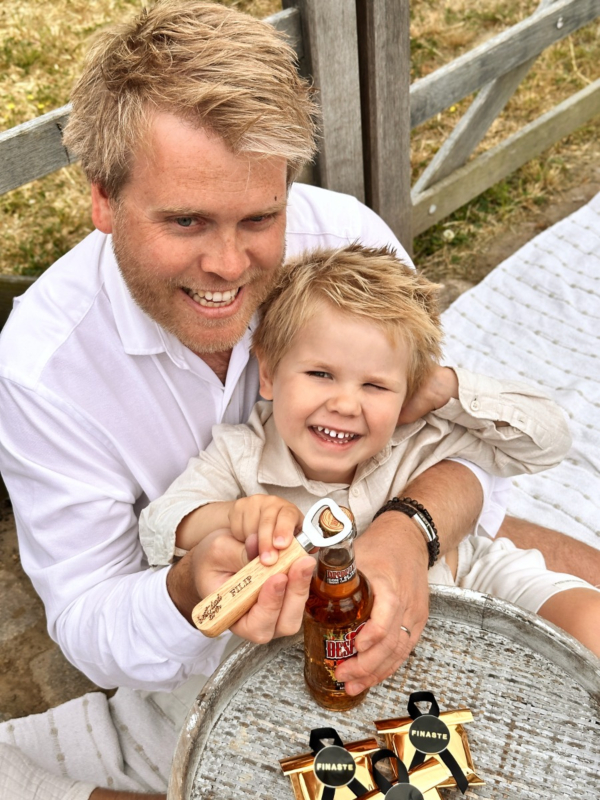 papa en kind met houten flesopener met naam en drankje