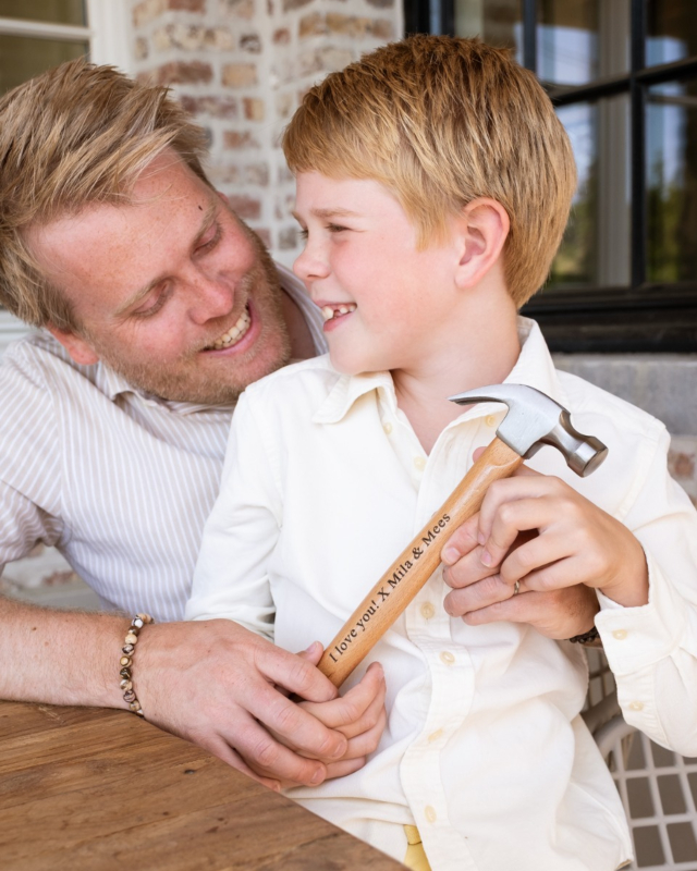 vader en zoon met hamer met tekst voor papa