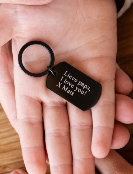 zwarte sleutelhanger met gegraveerde tekst voor papa