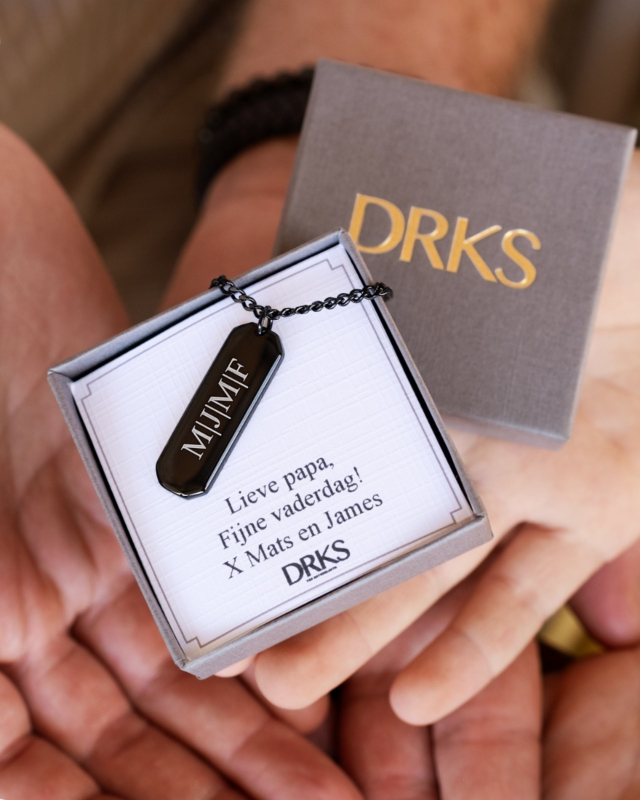zwarte heren ketting met letters in sieradendoosje met tekst voor papa