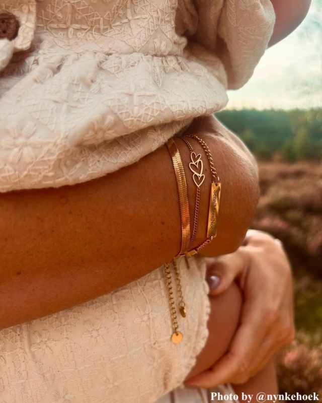 Arm met drie armbandjes om