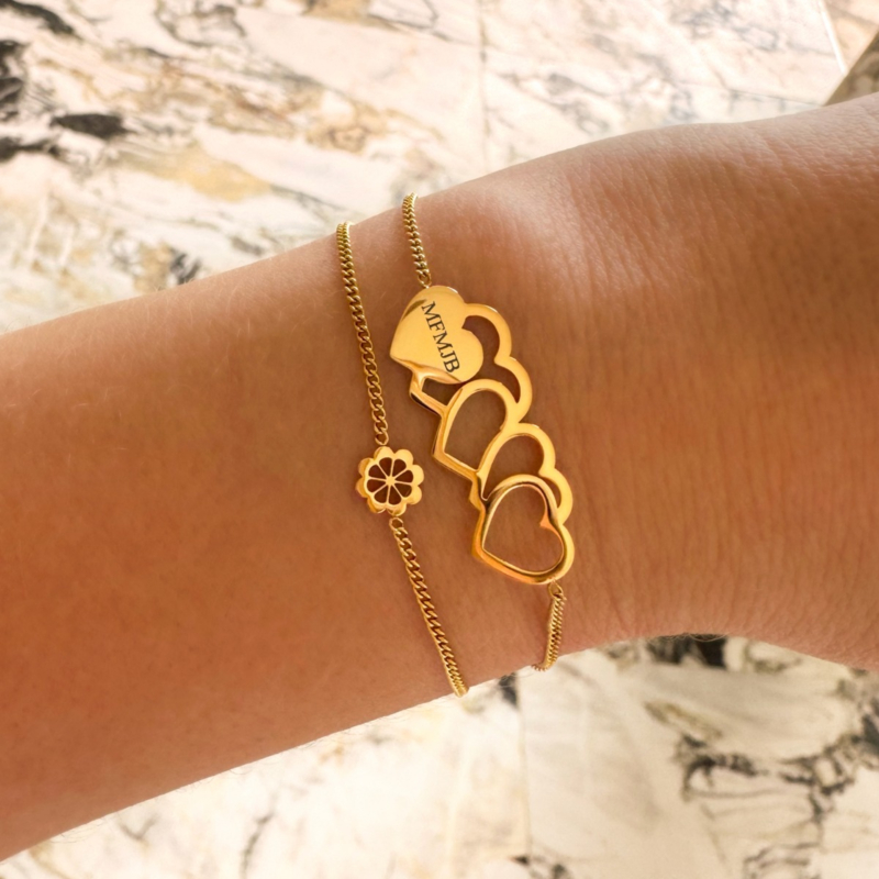 Gouden armparty met hartjes en bloem