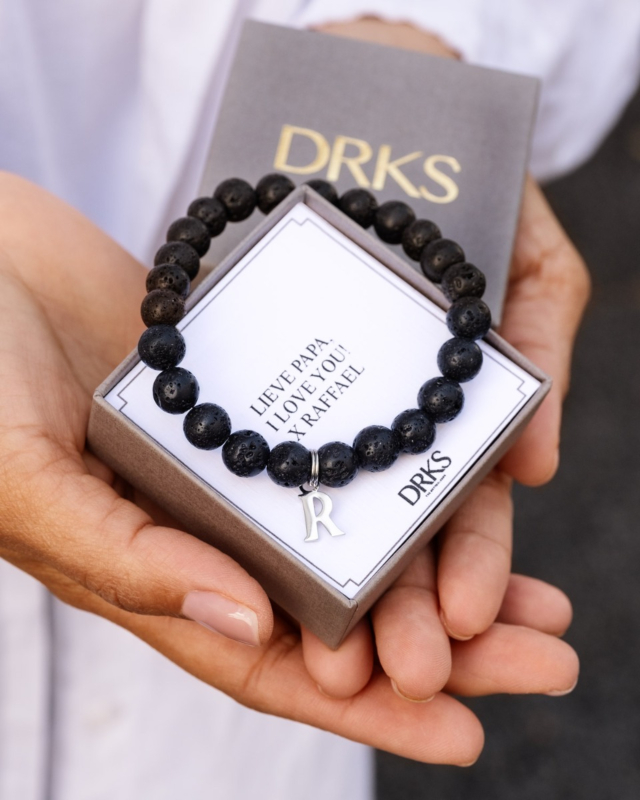 heren armband met letter in sieradendoosje met persoonlijke tekst