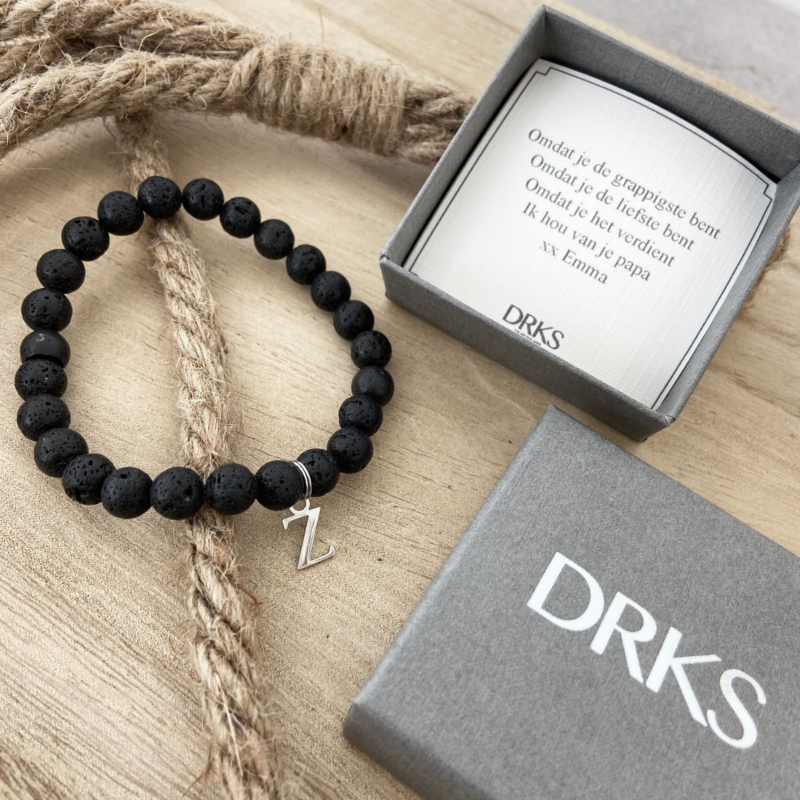heren armband met zilveren letter bij sieradendoosje met persoonlijke tekst