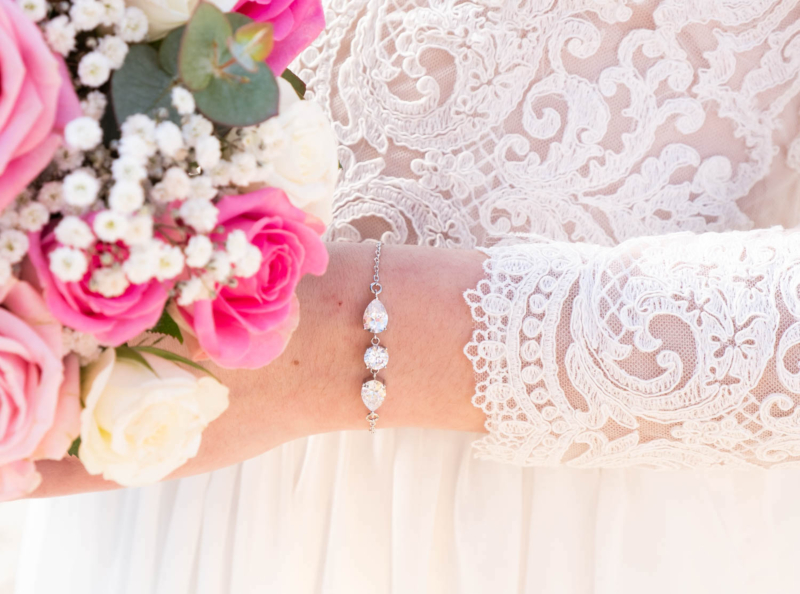 Vrouw met bloemen en de daily luxury armband VI