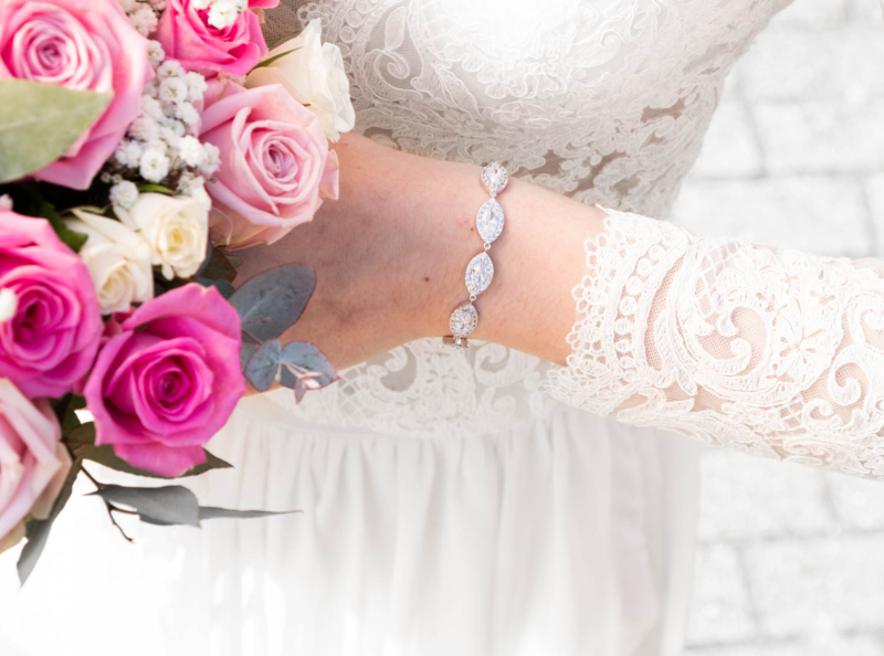 Vrouw met bloemen en zilveren bruidsarmband