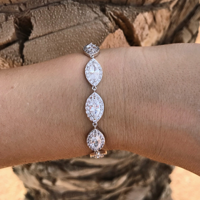 Bruid draagt luxe sparkle armband drks 