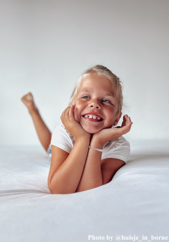 kind met crystal armbandje kralen