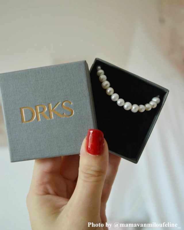 Influencer met parelketting