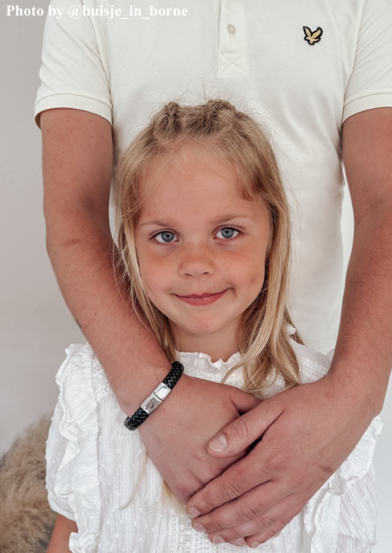 Influencer draagt graveerbare DRKS heren armband