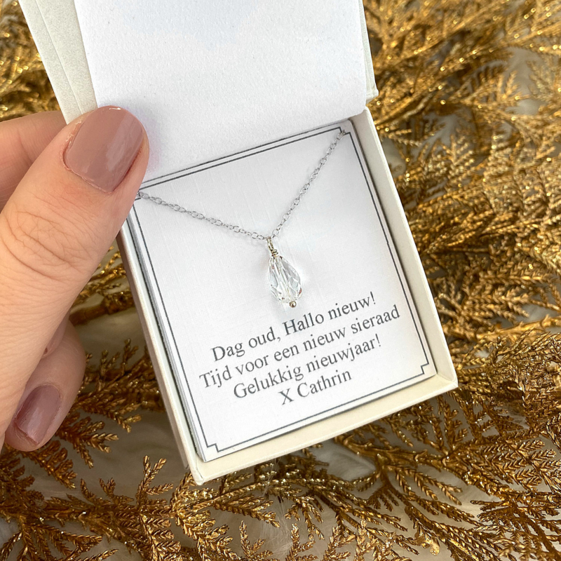 Zilveren ketting met hanger in een sieradendoosje met tekst