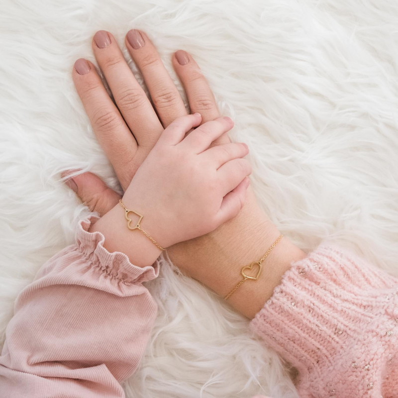 Gouden armband in het goud voor een complete look