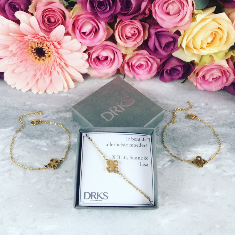 gouden armbandjes met clover in doosje