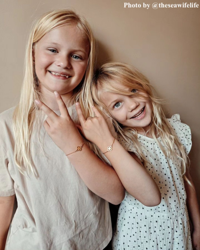 schattige meisjes met armbandjes