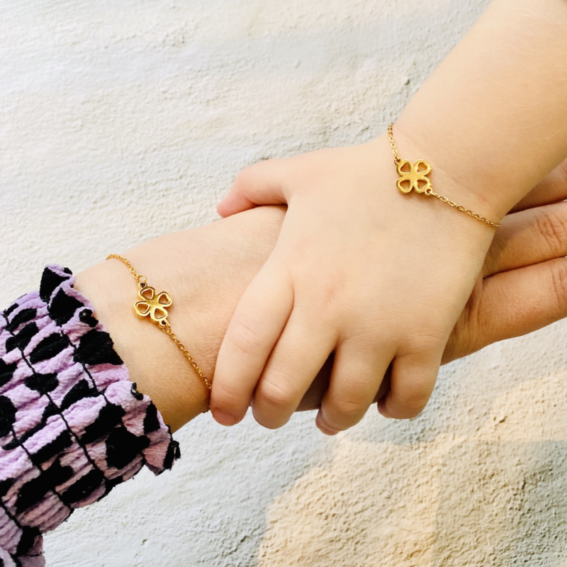 moeder en dochter met rose goud armbanden van edelstaal