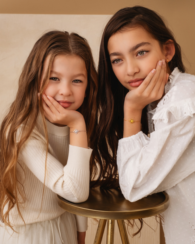 Modellen dragen kinder armbanden met klavertje