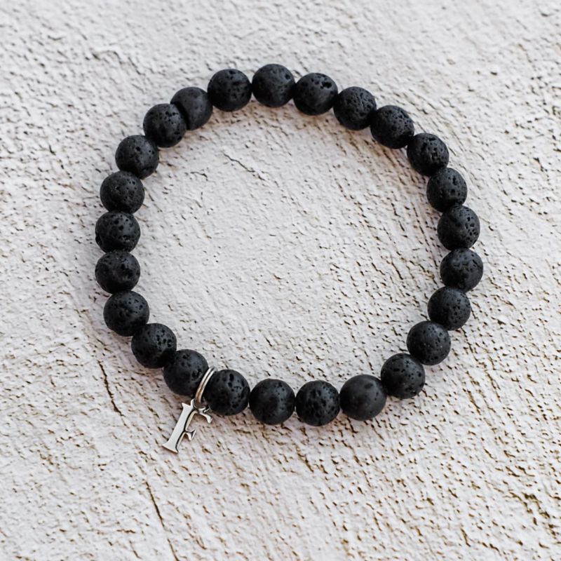 Trendy heren armband op een marmer plaatje om te kopen
