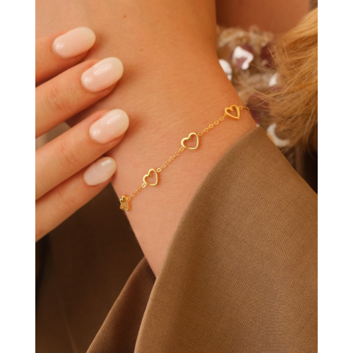 Armband met 4 hartjes goudkleurig