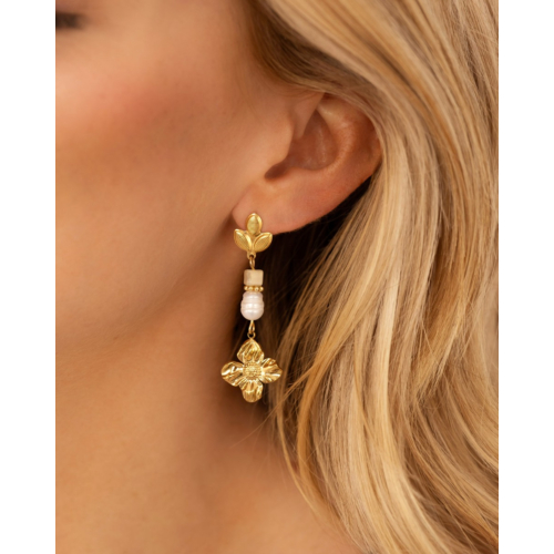 Parel oorbellen flower goudkleurig
