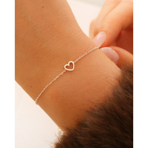 Minimal heart bracelet