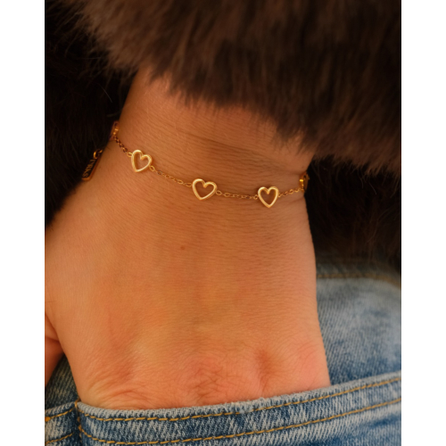 Armband met 5 hartjes goudkleurig