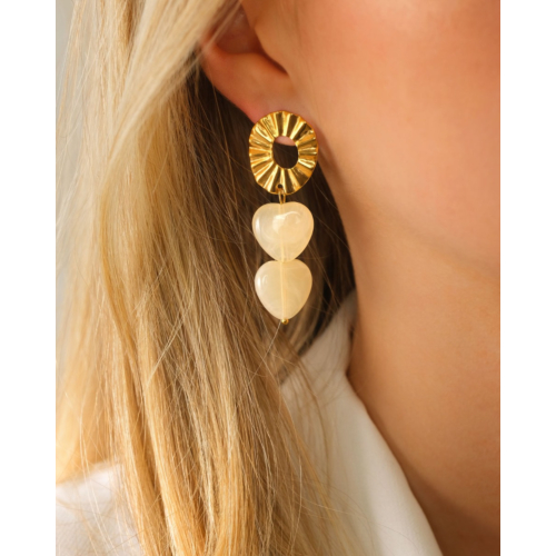 Dubbele hartjes oorbellen wit goudkleurig