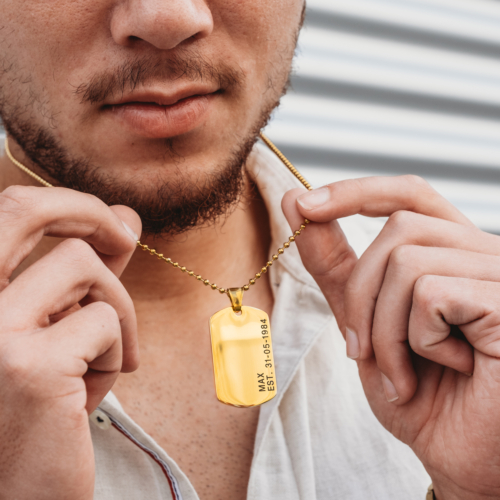 Dog tag ketting met naam en datum goudkleurig