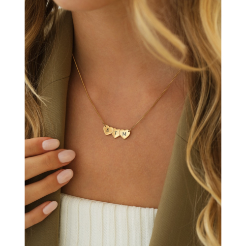 Initialen ketting met hartjes goudkleurig