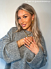 Influencer draagt ring uit advent 2025