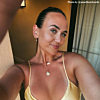 influencer draagt ketting met 2 hartjes