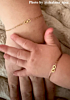 infleuncer draagt infinity armband mini goudkleurig