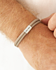 Armband om heren pols
