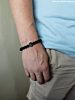 Influencer met heren armband