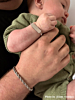 Baby met DRKS armbandje