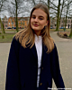 Influencer met triple heart oorbellen