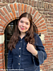 Influencer met parelarmband.