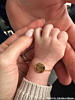 Influencer draagt gouden geboorte armband